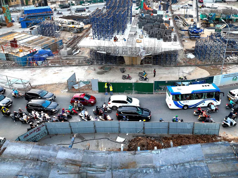 Hanoi has 62 construction barriers; traffic police advise people to choose alternative routes - Photo 1.
