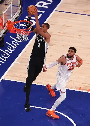 Victor Wembanyama bounces back with huge Game 3, leads Spurs to win over Knicks