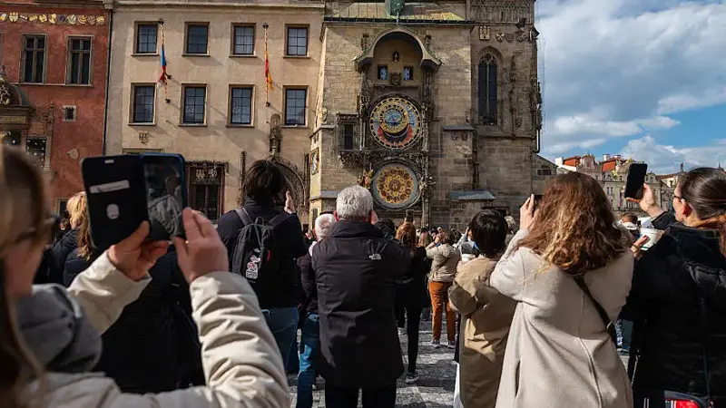 A large crowd of tourists looking and taking pictures at the