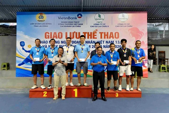 Representatives from various organizations present gifts to the winners. Photo: Lai Chau Provincial Federation of Labor.