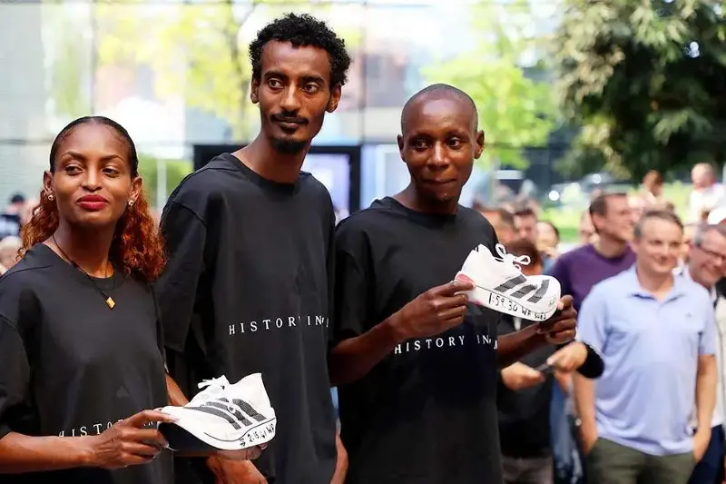 ロンドンマラソンの翌々日、ドイツで開催されたアディダス（Adidas）のイベントに参加したセバスティアン・キマル・サウェ選手（右）、ヨミフ・ケジェルチャ選手（中央）、ティギスト・アセファ選手（左）。