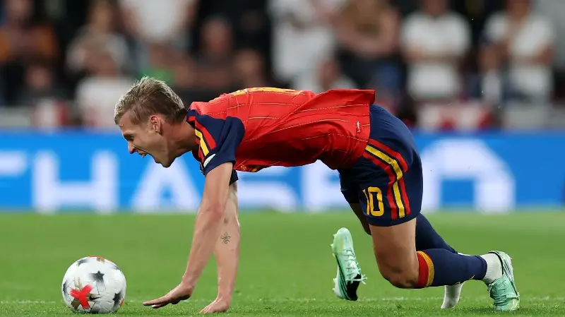 Olmo is also unable to find the net in an Spain shirt
