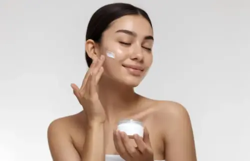 Use a lightweight moisturiser to prevent excess oil buildup. (Freepik)
