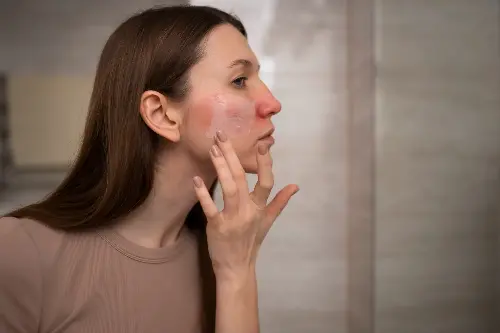 Choose long-lasting moisturisers and hydrating face washes, paired with a sunscreen of SPF 30 or higher. (Freepik)