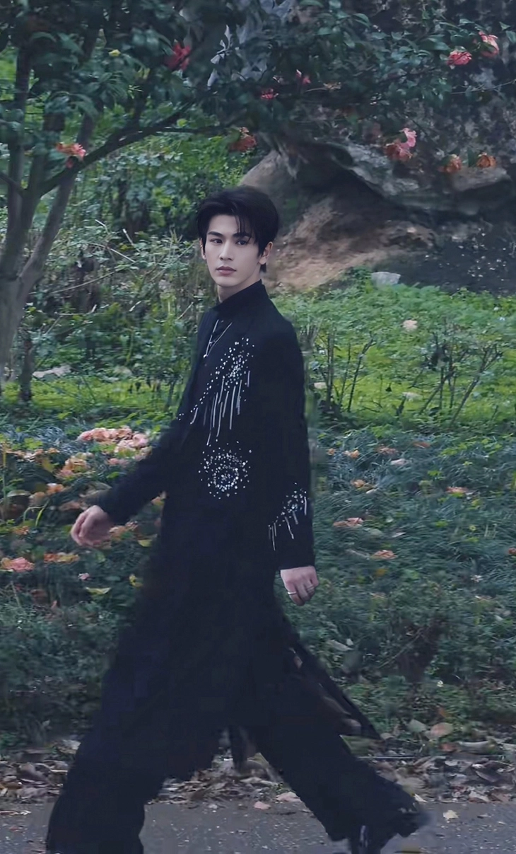 'Tướng quân kem nền' Trương Lăng Hách diện trang phục của nhà thiết kế Việt - Ảnh 2.