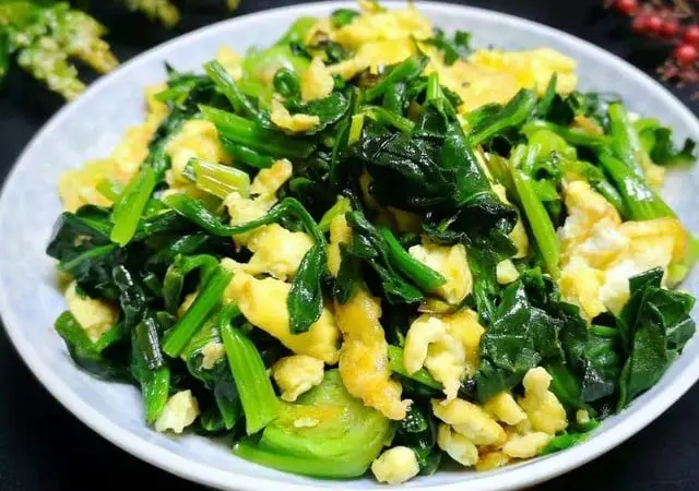 Rau chân vịt siêu thực phẩm mùa đông tốt cho xương khớp và cách chế biến ngon - Ảnh 4.