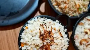 Upgrade plain steamed rice into a protein and fibre-packed meal! Try this gastroenterologist-approved recipe