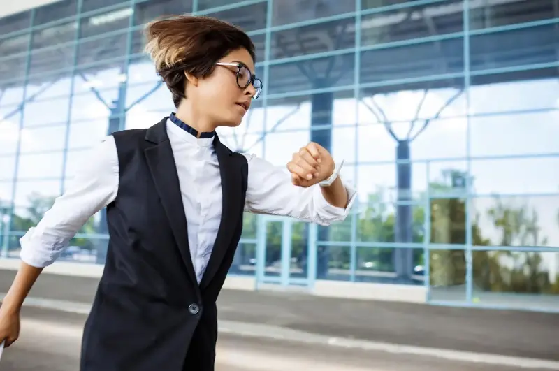 Đi làm trễ giờ, phản ứng đầu tiên của người EQ cao không phải là xin lỗi - Ảnh 1.