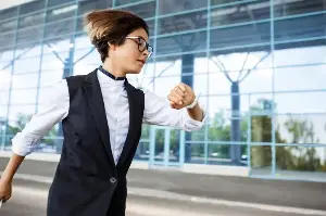 Đi làm trễ giờ, phản ứng đầu tiên của người EQ cao không phải là xin lỗi