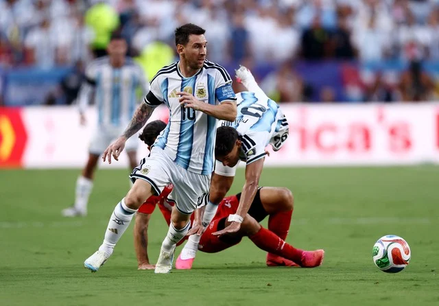 American and Italian referees officiated the England-Argentina match; Messi sent a scathing message - Photo 2.