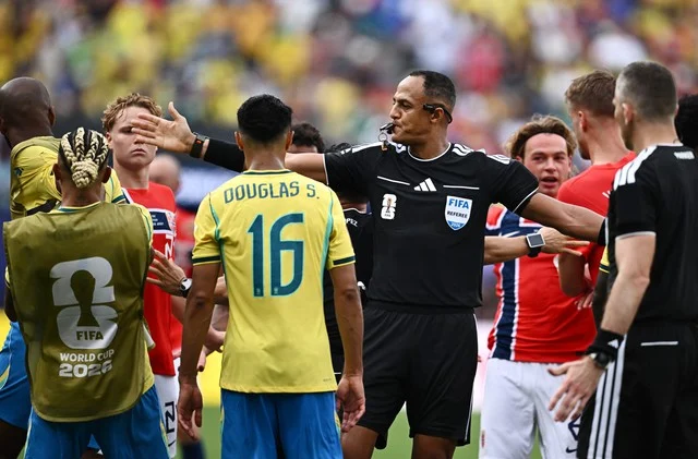 American and Italian referees officiated the England-Argentina match; Messi sent a scathing message - Photo 3.