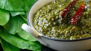Homemade Sarson Da Saag Recipe: A Baisakhi Special Made with Mustard Greens and Simple Spices