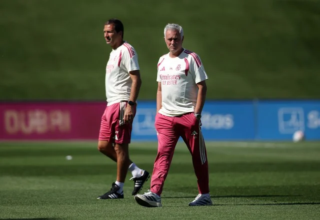 Coach Mourinho and Real Madrid sparked a heated exchange between two transfer journalists - Photo 2.
