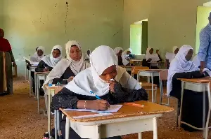 طالبات السودان يخاطرن بحياتهن للوصول لامتحان الثانوية