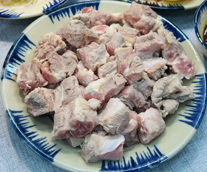 Chỉ cần thịt bò và vài nguyên liệu sẵn trong bếp, bạn có ngay 2 món ngon ấm bụng đổi vị ngày mưa bão - Ảnh 3.