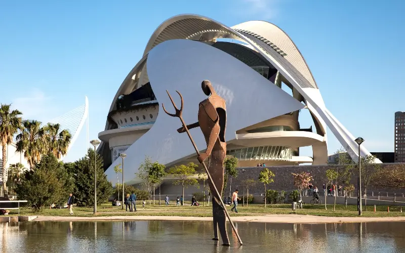 Explore the Turia Gardens, followed by a visit to the City of Arts and Sciences - Sergio Formoso/Tony French, Alamy