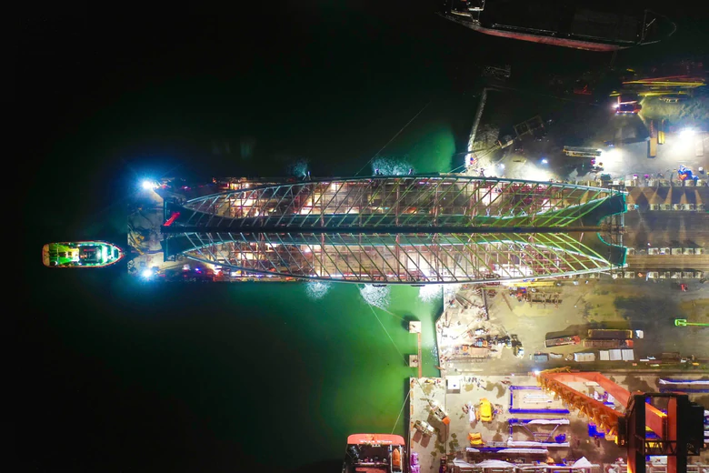 Approval granted for the plan to tow the pedestrian bridge span across the Saigon River - Photo 1.