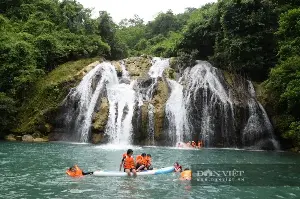 Ta Puong Waterfall in Quang Tri: A "green gem" amidst the Truong Son mountain range, attracting visitors seeking summer relief from the heat.