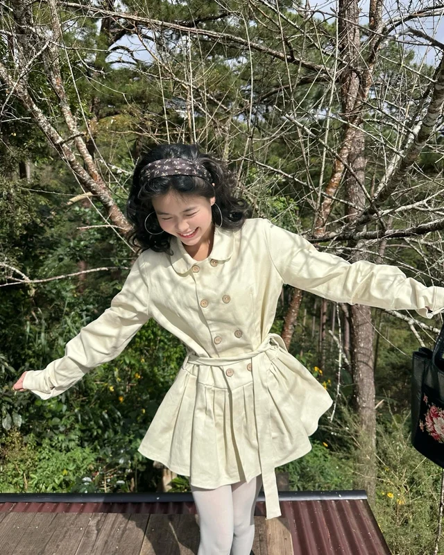 Autumn colors help her dress beautifully without being overly elaborate - Photo 1.