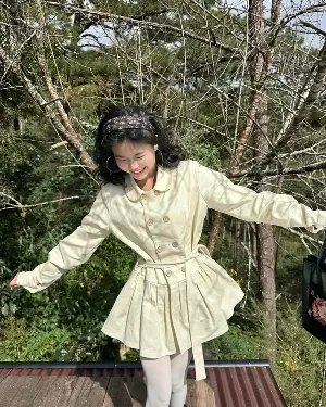 Autumn colors help her dress beautifully without being overly elaborate.