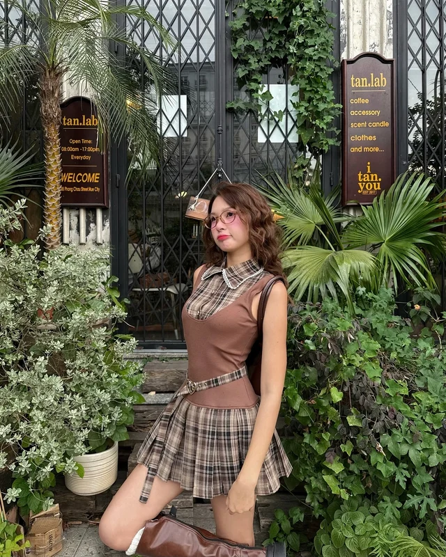 Autumn colors help her dress beautifully without being overly elaborate - Photo 4.