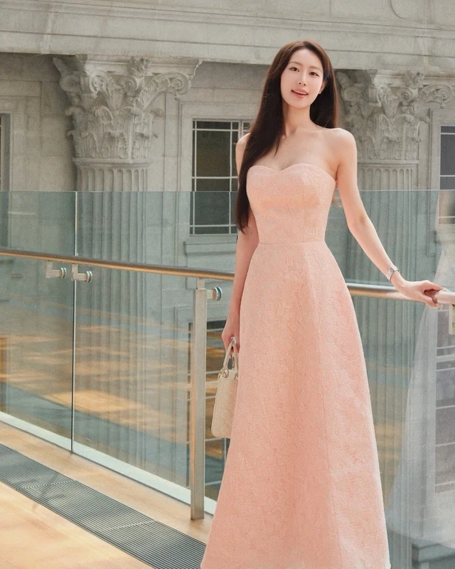 Autumn colors help her dress beautifully without being overly elaborate - Photo 8.
