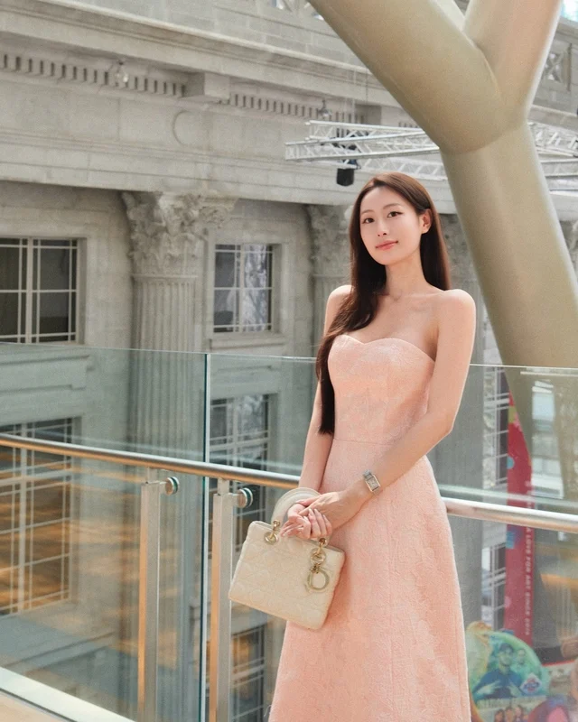 Autumn colors help her dress beautifully without being overly elaborate - Photo 7.