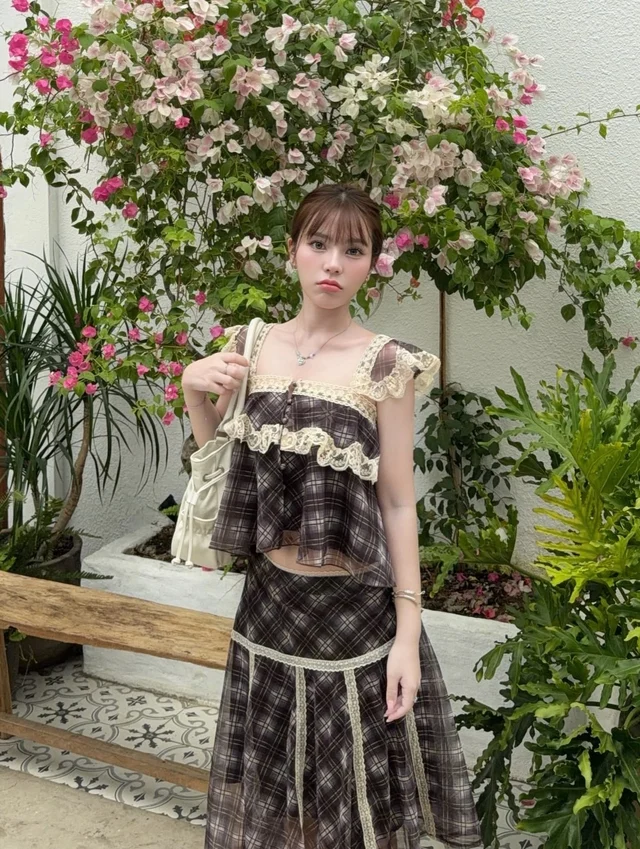 Autumn colors help her dress beautifully without being overly elaborate - Photo 5.