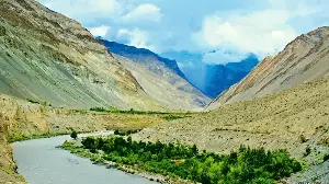 I asked ChatGPT to plan Ladakh or Spiti Valley trip under ₹30,000 | It picked…