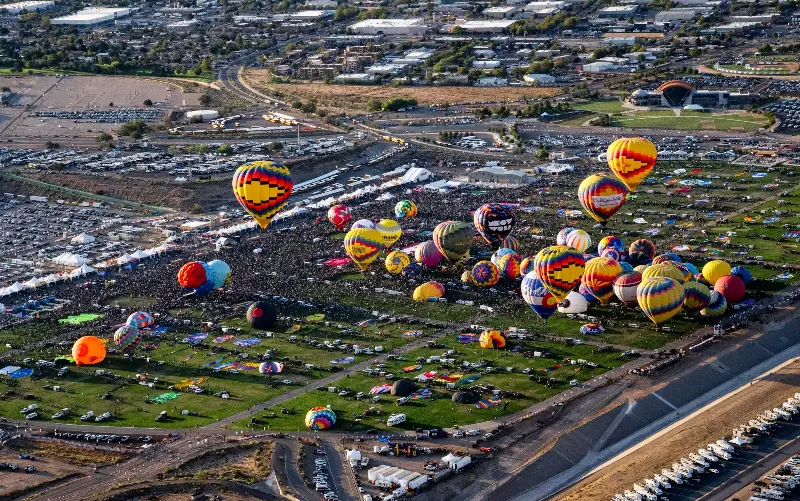 This yearly festival is an unmissable spectacle of colour - Bobbushphoto/iStockphoto