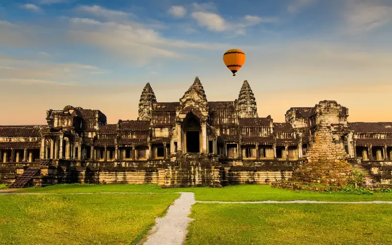 Experience a stunning 360 degree view of the ancient temple and its surroundings - Anton Petrus