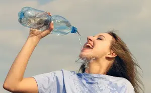 Drinking water this way can easily harm your stomach and kidneys.