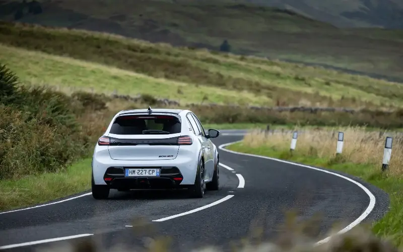 Despite the noise, the E-208 GTi has excellent body control when it picks up speed - Tibo - The Good Click