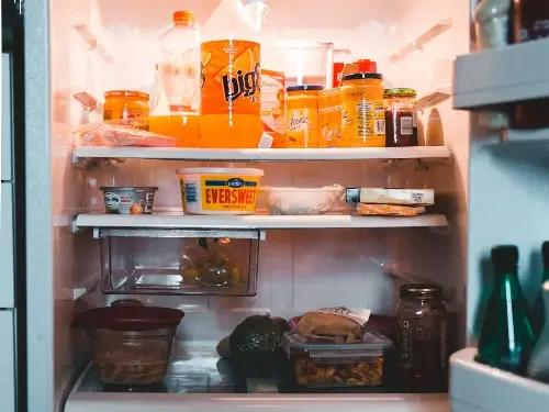 refrigerador abierto para evitar malos olores