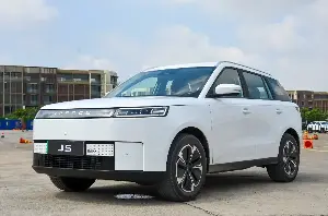 A closer look at the Jaecoo J5 BEV - a Chinese electric car assembled in Vietnam.