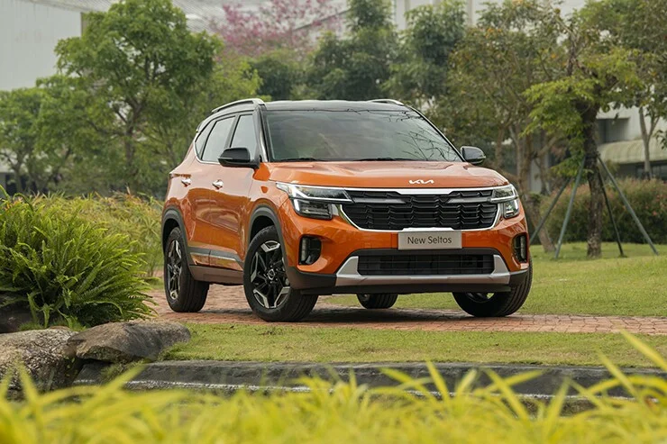 The front of the 2026 KIA Seltos features a tiger-nose grille.