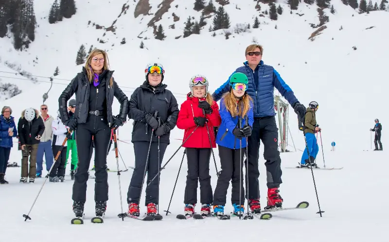 King Willem-Alexander and Queen Máxima of the Netherlands, with their children Princess Amalia, Princess Alexia and Princess Ariane on their annual wintersport holidays in Lech, in 2017 - Patrick van Katwijk