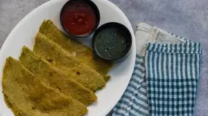 Quick Moonglet Recipe: High-Protein Moong Dal Omelette With Fresh Vegetables and Spices
