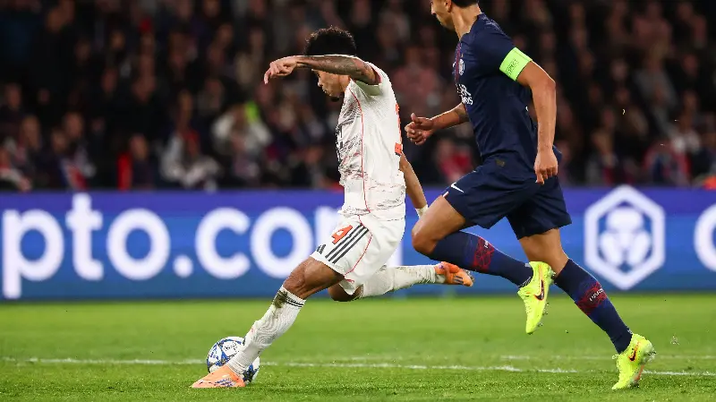Bayern beat PSG despite red card for Diaz
