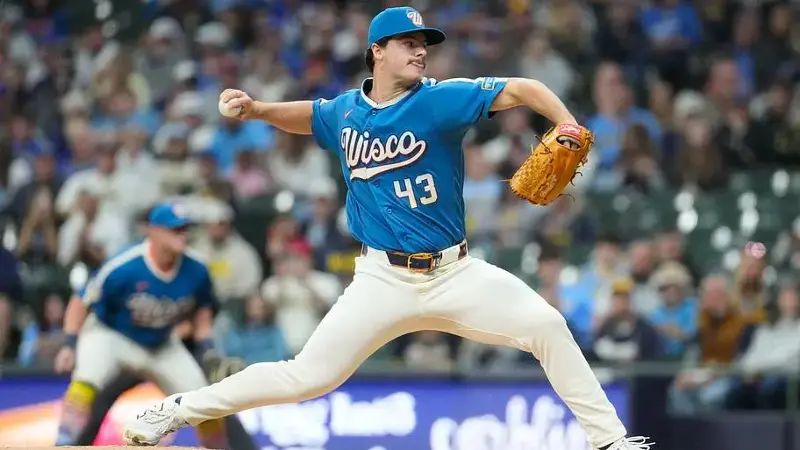 Milwaukee Brewers pitcher Logan Henderson