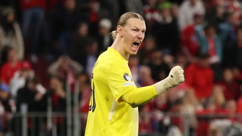 Safonov's pass completion rate lags well behind Neuer's.
