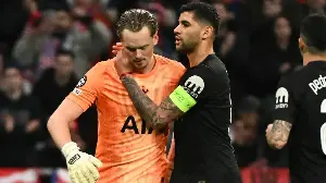 «¡Él cometió los errores, no el entrenador!» - Antonin Kinsky criticado por su reacción ante la sustitución temprana en la derrota del Tottenham ante el Atlético de Madrid