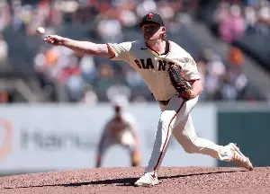 Giants melt down in ninth, blow six-run lead and fall to Reds, 10-9