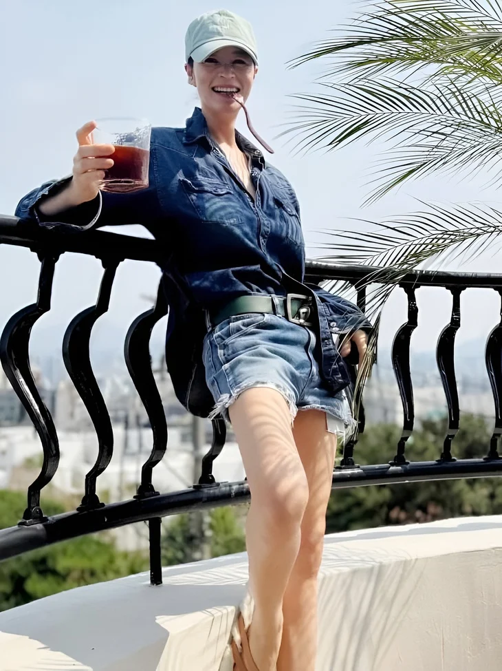 Kim Hye Soo's 'age-defying' outfit in her 60s - Photo 4.