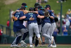 Mariners take over first place in AL West with huge road sweep of A’s