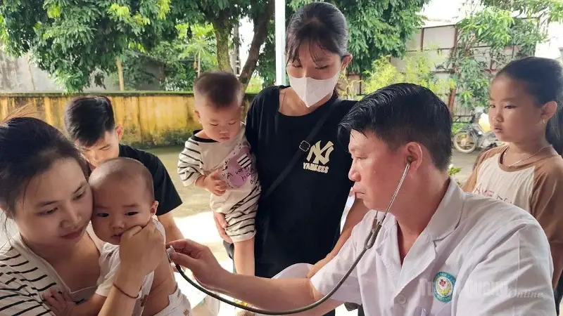 Health workers at Tan An commune health station examine and provide nutritional advice to children in the area.