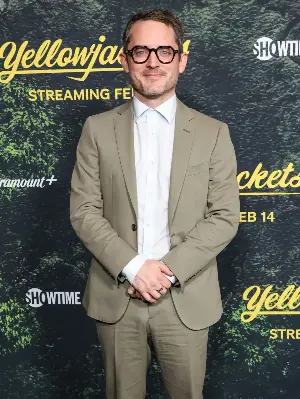 Elijah Wood finally reading Lord of the rings