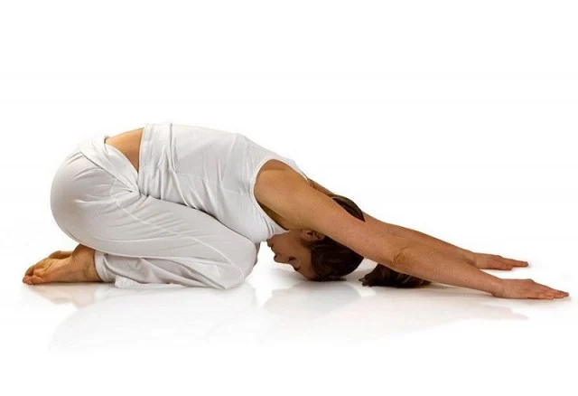 3 tư thế yoga đơn giản giúp giảm đau cứng cổ do ngồi lâu- Ảnh 2.