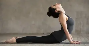 3 simple yoga poses to relieve neck stiffness and pain caused by prolonged sitting.