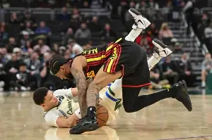 NBA: Hawks help their playoff chances by downing Bucks